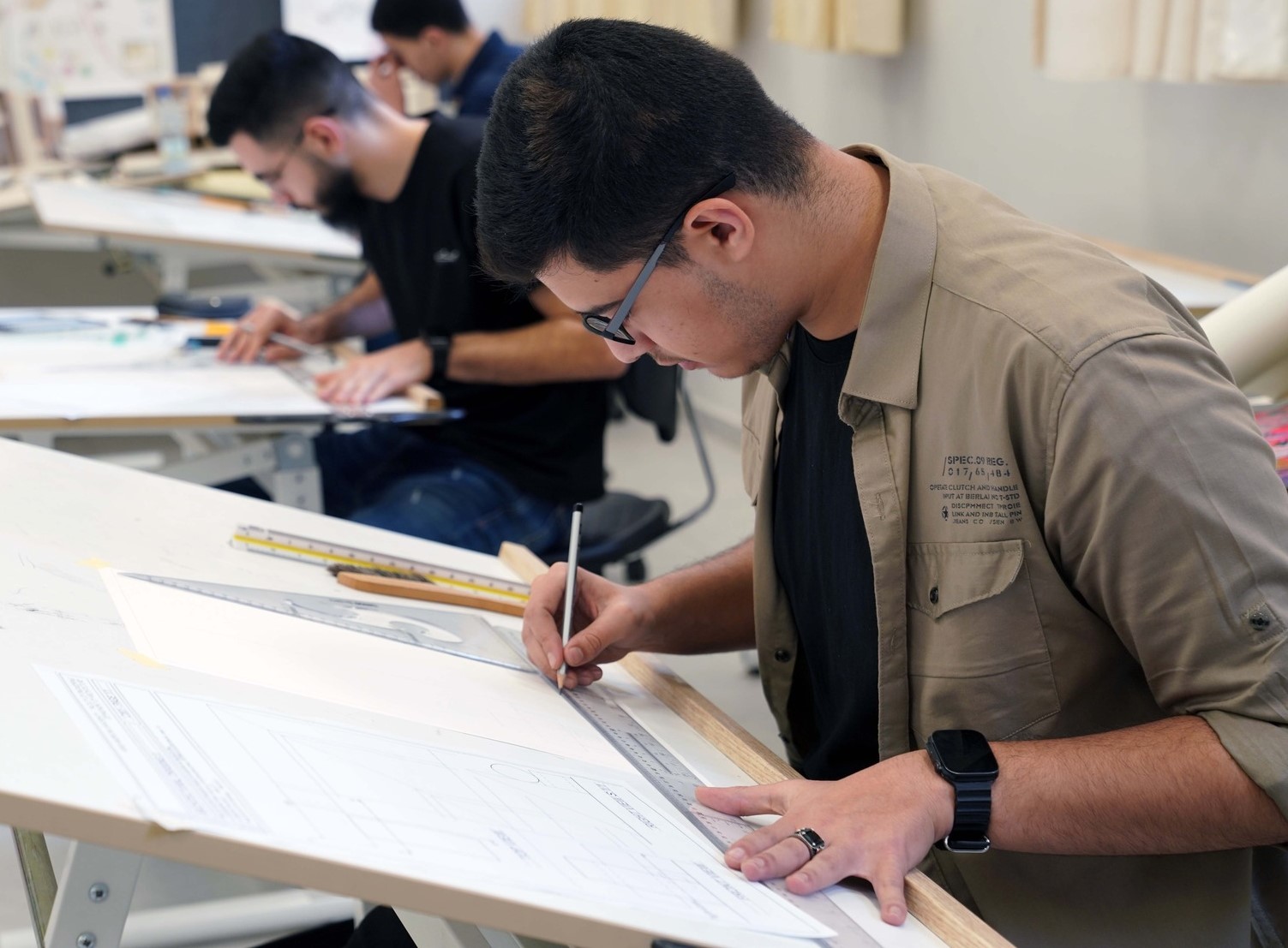 هنا، نرسم مستقبلنا بجهد وإبداع هنا، نرسم مستقبلنا بجهد وإبداع