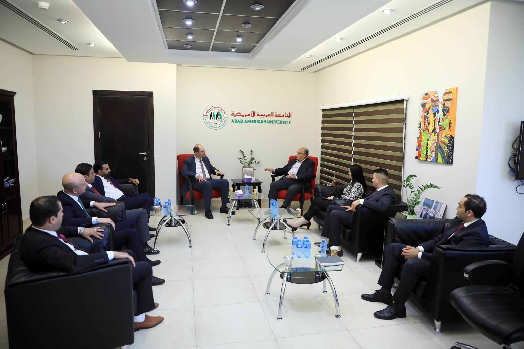 الجامعة تستقبل وفداً من بنك فلسطين لتعزيز التعاون المشترك