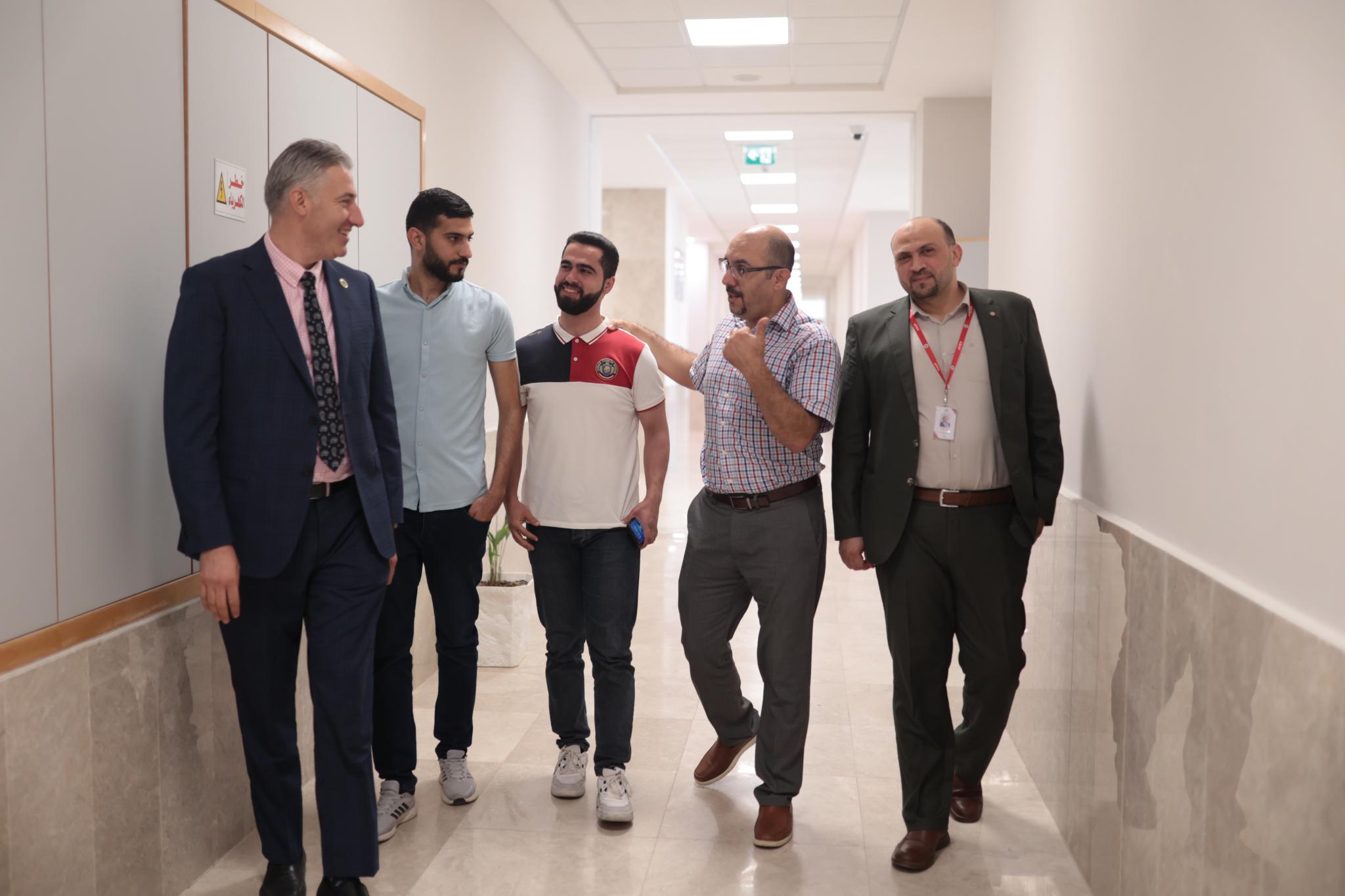 الدكتور مجدي حمارشة في زيارة لكلية الطب البشري في الجامعة 