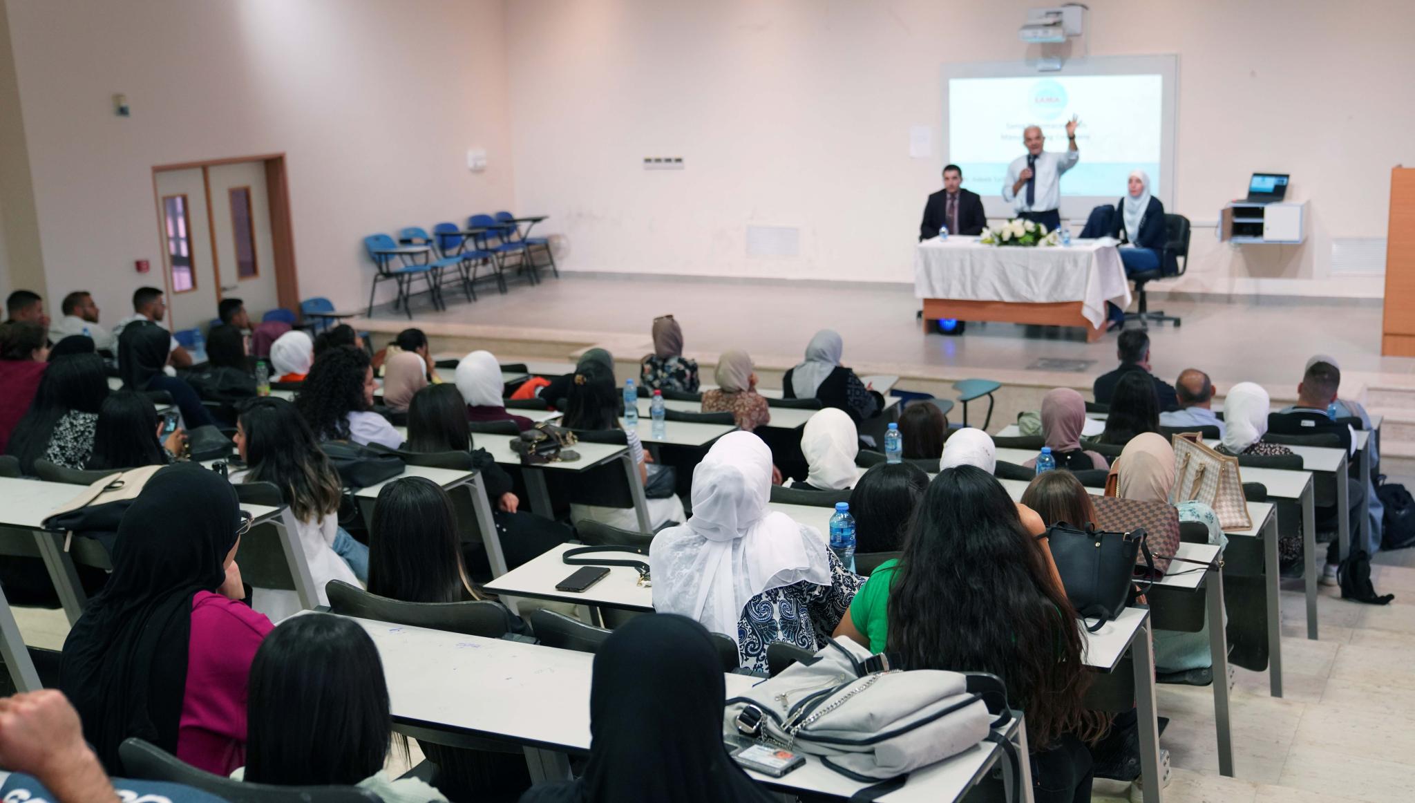 مدير عام شركة سما للأدوية في زيارة للجامعة لبحث سبل التعاون